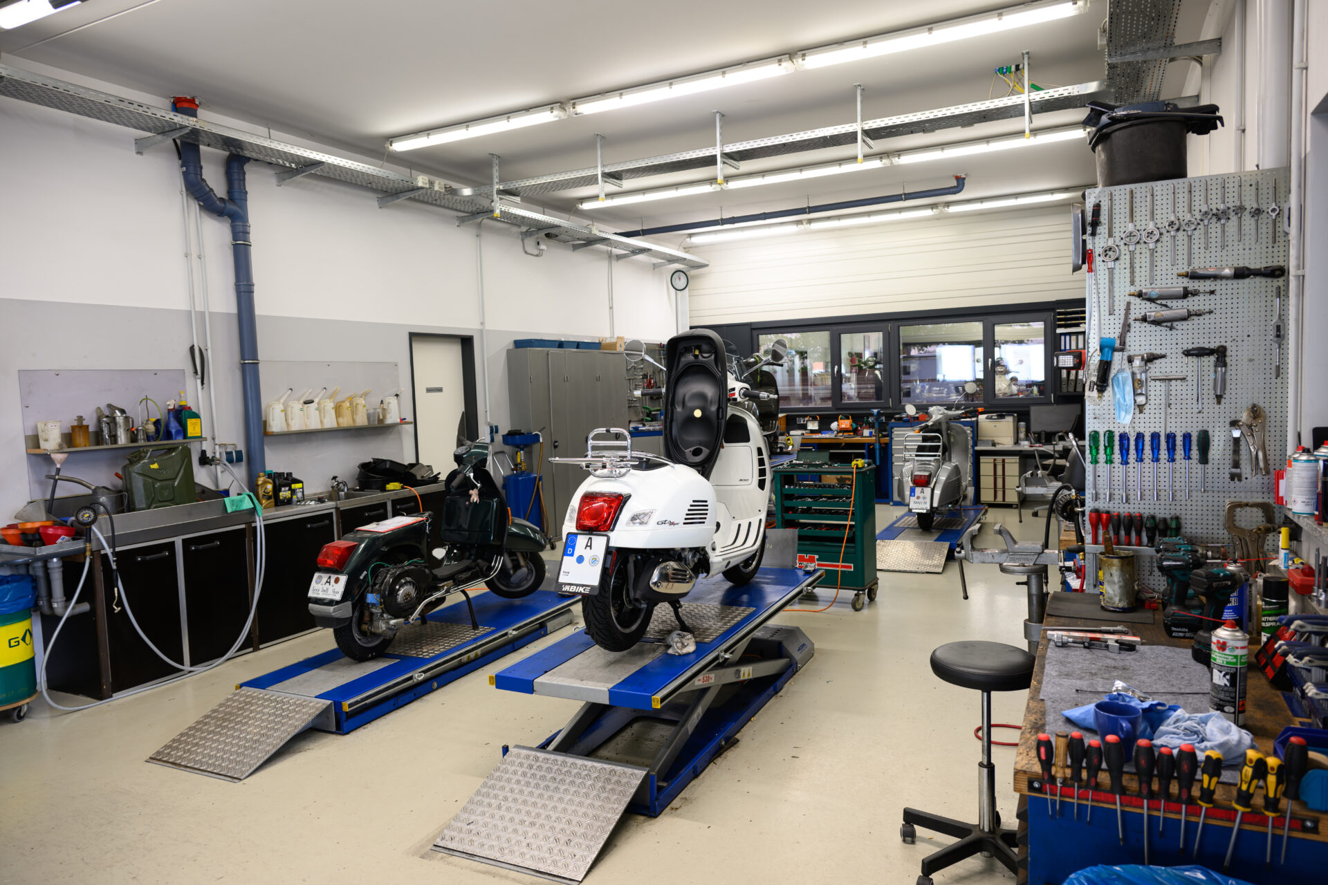 Innenraum der In-Bike Motorroller-Werkstatt in Stadtbergen